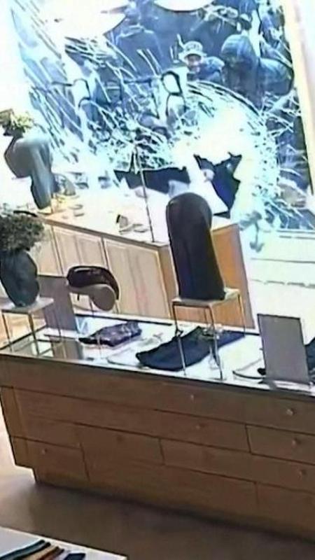 Sfondano la vetrina e fanno razzia: il saccheggio della gioielleria ripreso dalle telecamere