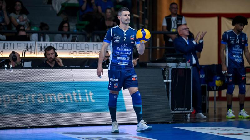 Sbaglia la battuta sul match-ball in SuperLega, minacce di morte al palleggiatore di Cuneo