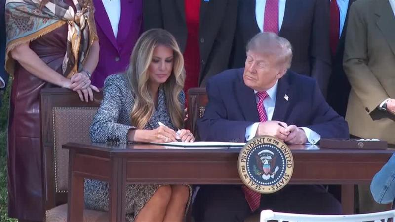 Battuta scherzosa di Donald Trump a Melania sulla sua firma