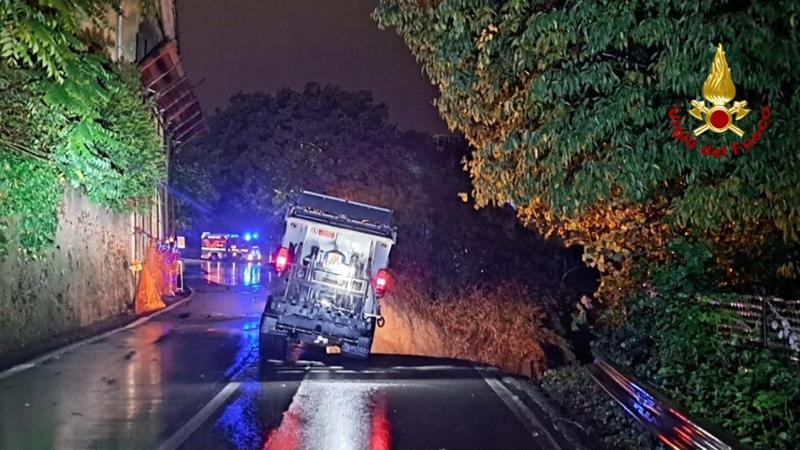 Crolla una strada a Savona, uomo salvo per miracolo: “Con una ruota nel vuoto prima di precipitare”