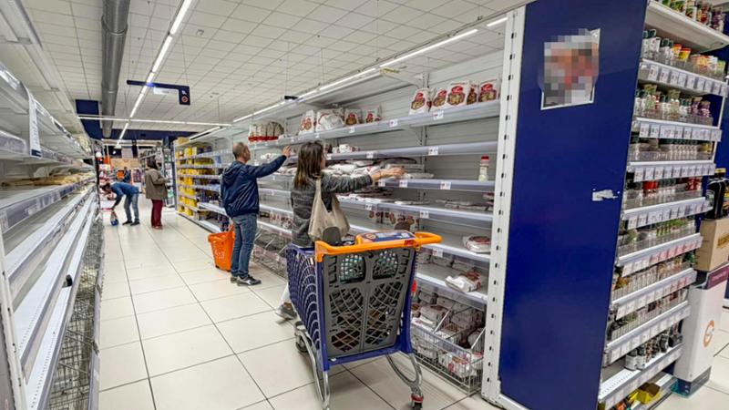 L’incubo degli scaffali vuoti nei supermercati: pasta, latticini, frutta e verdura a rischio