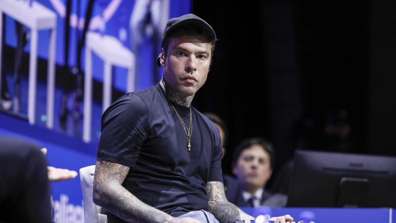 Denuncia per un'aggressione legata a un selfie con Fedez