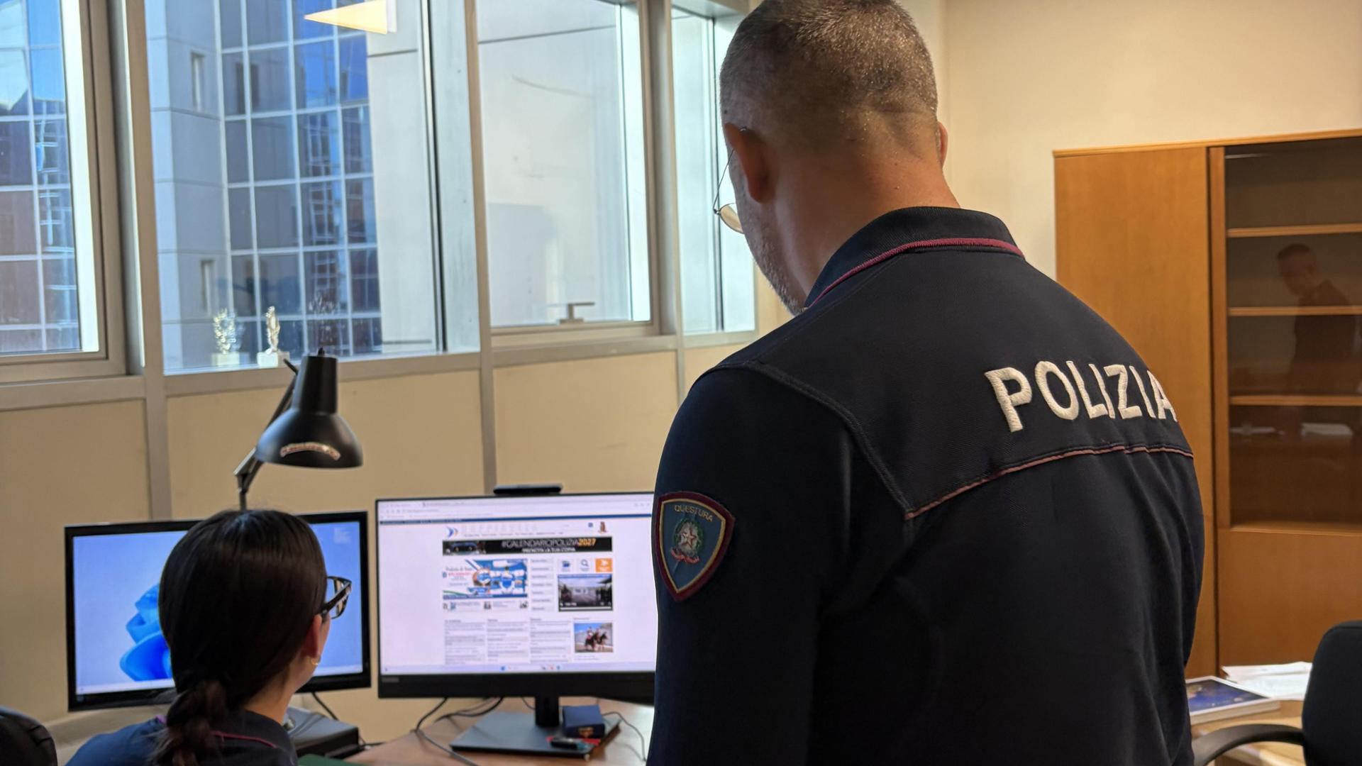 Poliziotti in un ufficio nella fotografia pubblicata da La Stampa