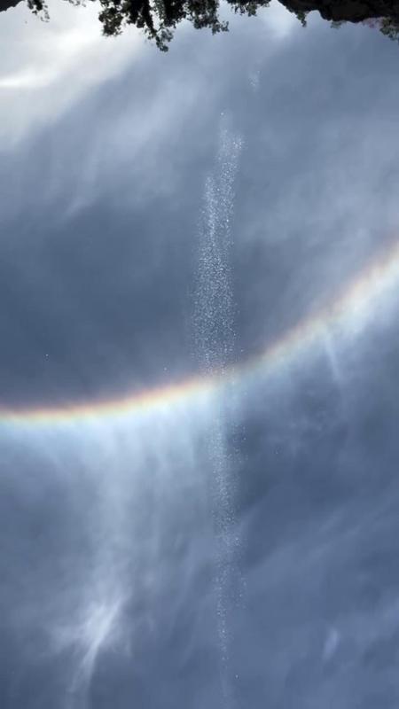 La “cascata” sospesa nel cielo e un perfetto arco di luce: le immagini incredibili dal Brasile
