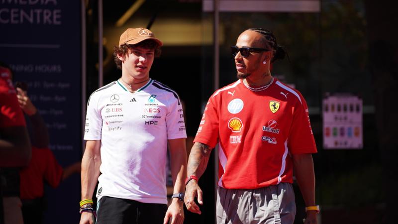 Hamilton si inchina ad Antonelli: “Fiero di lui, merita il Mondiale”
