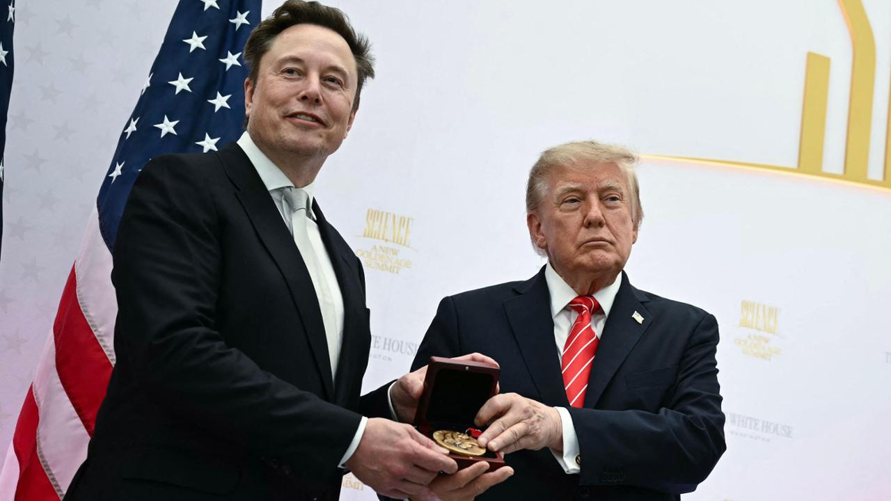 Ucraina, Mosca apre al vertice con Trump e Zelensky, Kiev smentisce Trump sul ripristino di Starlink