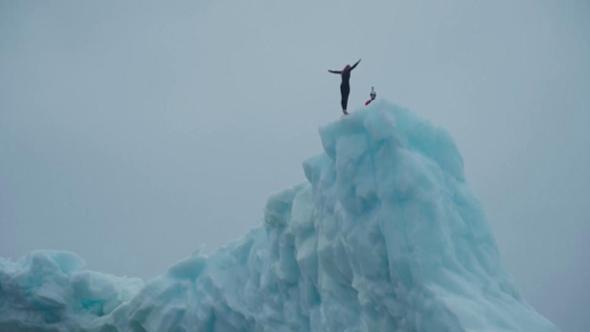 Si lancia all'indietro da un iceberg di 15 metri: perché il tuffo di Molly Carlson è nella storia