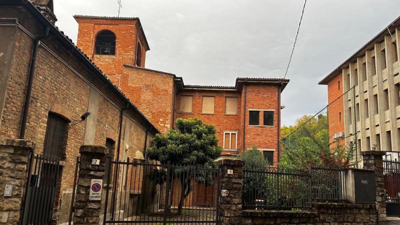 Uccide la figlia di tre anni a coltellate: “Temeva che il padre tornasse a vederla” 