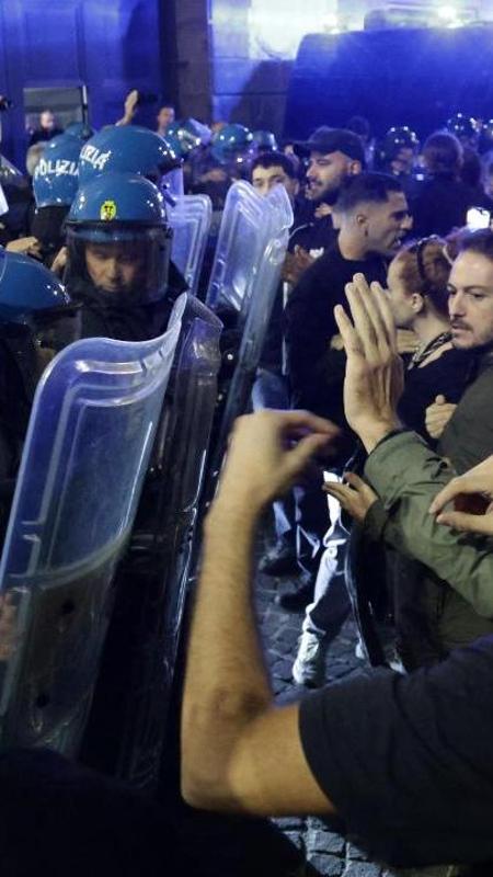 Napoli, doppia carica della polizia davanti al Comune: scontri al corteo contro il caro vita