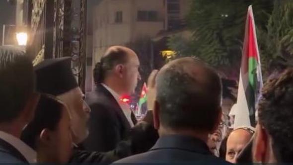 Cristiani e musulmani pregano insieme ad Amman: l’immagine simbolo di pace dopo la strage in chiesa
