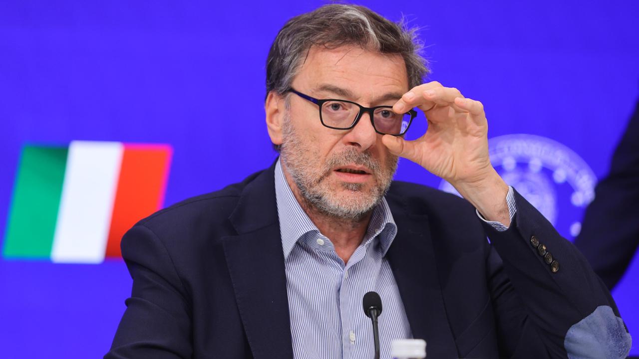 Giorgetti: “La coperta è corta, pesano materie prime e tassi sul debito. Attenzione a come muoversi”