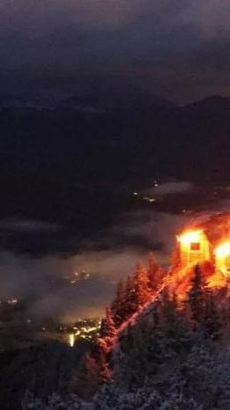 Brucia il Nido dell’Aquila di Hitler: l’incendio devasta lo storico edificio sulle Alpi