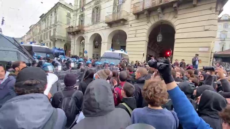 La polizia chiude via Po e carica i manifestanti: tensione nel cuore di Torino