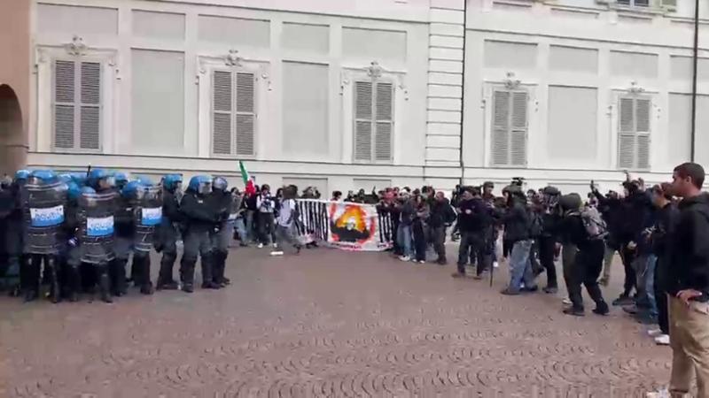 Manganellate ai manifestanti: la polizia impedisce l'accesso al Duomo