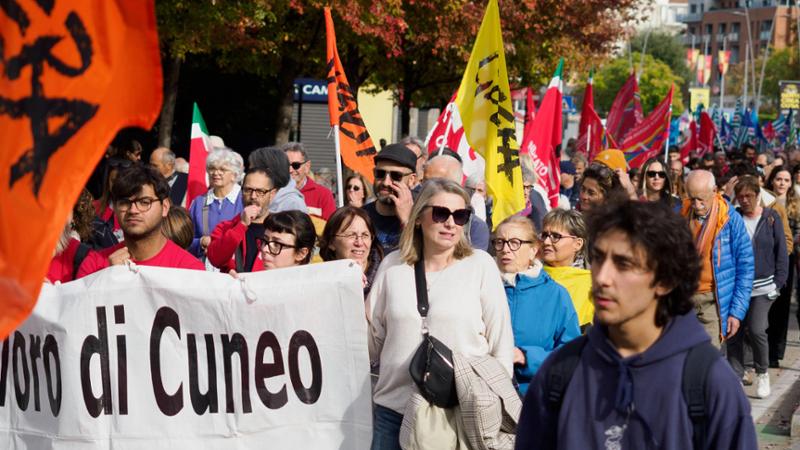 Il vescovo di Alba al corteo anti-caporalato: “Il bracciante viene prima della bottiglia di vino”