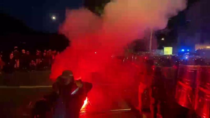 Torino, un rider si trova in mezzo agli scontri tra polizia e manifestanti
