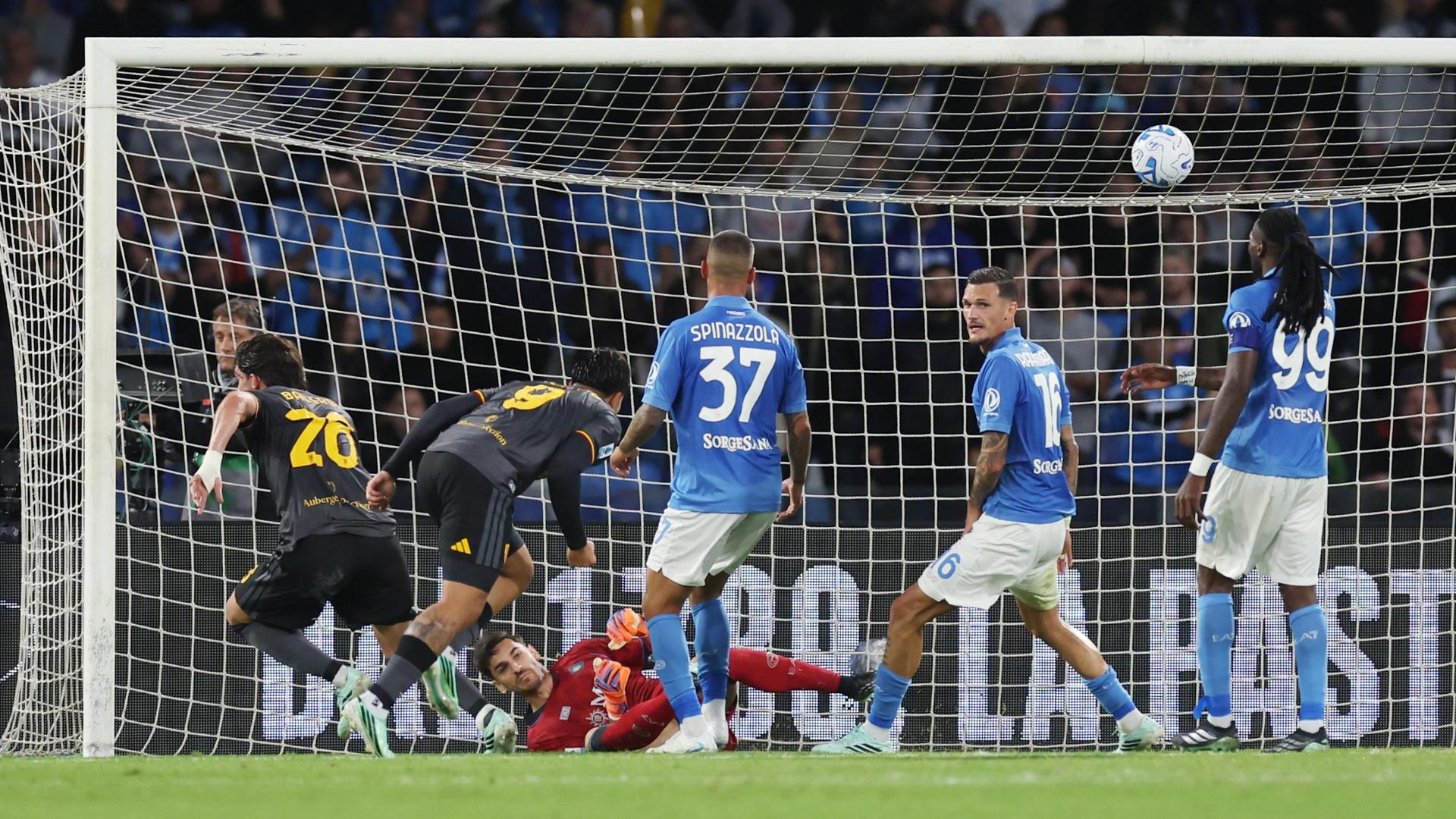 Show e festa del gol al “Maradona”, tra Roma e Napoli finisce 3-3. Espulso Allegri