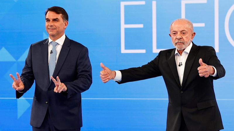 Bolsonaro deride Lula: “Ha solo nove dita”. L’ultimo duello tra insulti e sondaggi alla pari