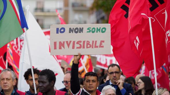 Alba, anche il vescovo in marcia contro i caporali: “Prima i braccianti, poi il profitto”