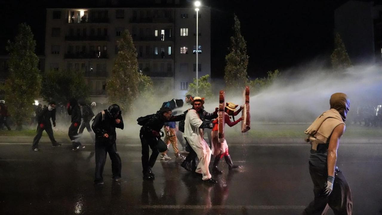 Corteo a Torino in una città spettrale: bottiglie, lacrimogeni e un’ora di guerriglia