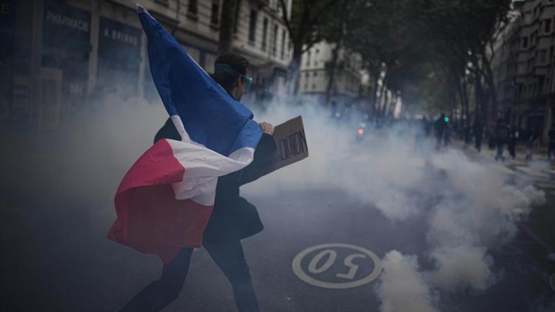 Cortei in Francia: 70mila agenti schierati, 1000 fermi. Scontri a Parigi e Tolosa, tensione a Lione 