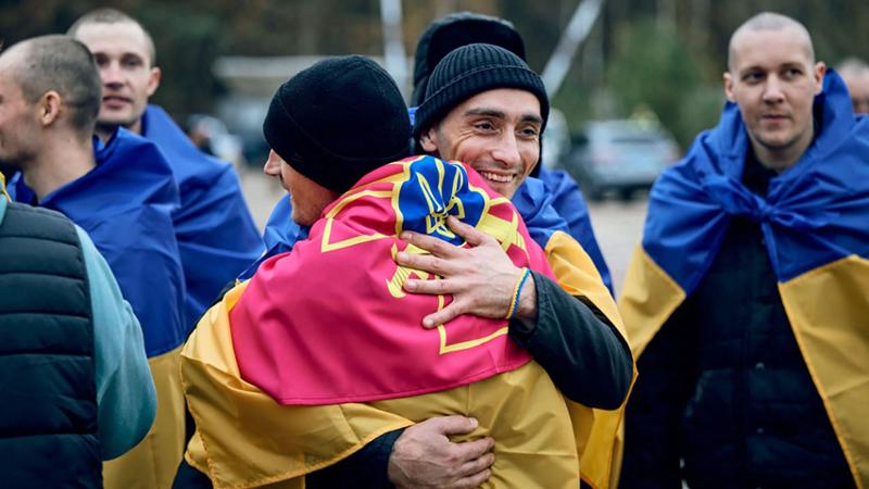 Zelensky: “Pronti per la pace ma non cederemo altri territori”. Kiev: Starlink, ripristino completo