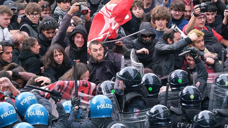 Un’onda di ragazzi in piazza contro guerra e carovita. Scontri ma niente saccheggi