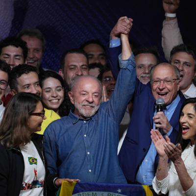 Brasile, Lula rieletto. Bolsonaro: “La polizia mi ha sequestrato i passaporti”. Giù la Borsa: -17%