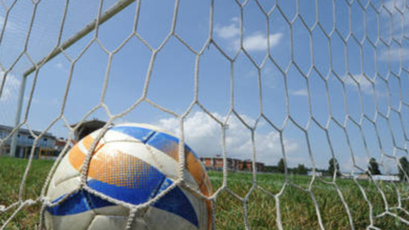 Rissa tra genitori sugli spalti durante una partita Under 18