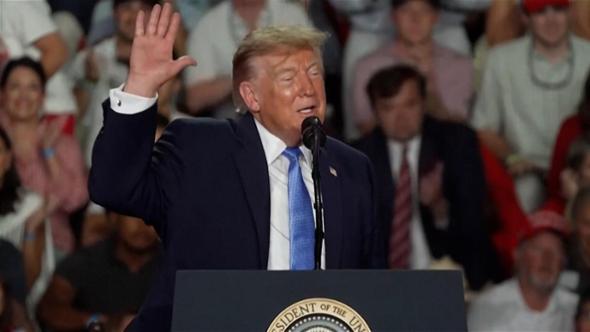 Trump rilancia: "Voglio l'Oceano d'America e un fiume, penso che l'Europa ne sarà entusiasta"