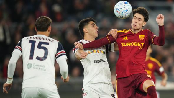Roma-Cagliari 4-2, rimonta da brividi all’Olimpico: Maldini gela Gasperini, poi Mora e Malen la ribaltano