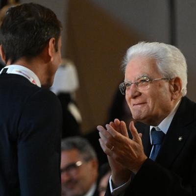 La maggioranza si spacca sul reintegro dei medici No-Vax. Mattarella: “Contro i vaccini fake news distruttive”