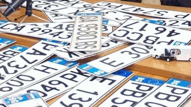 Manovra, arrivano le targhe personalizzate. Meloni: “Ci si potrà sbizzarrire”