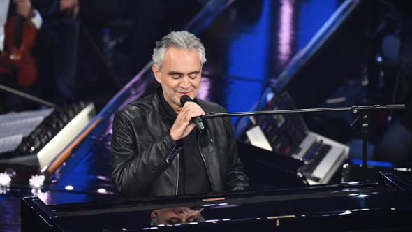 Andrea Bocelli risponde alla battuta di un concorrente del Grande Fratello Vip