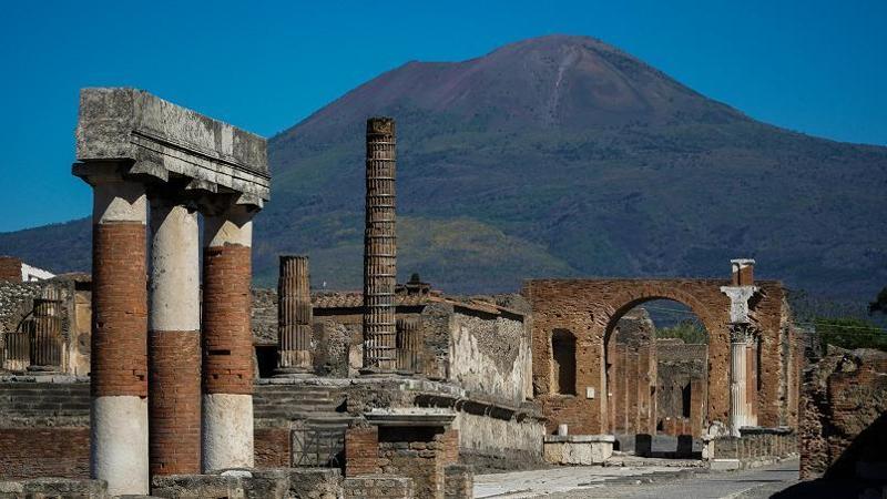 Pompei, scoperto armadio sigillato dal Vesuvio per 2000 anni tra monete, amuleti e un mistero