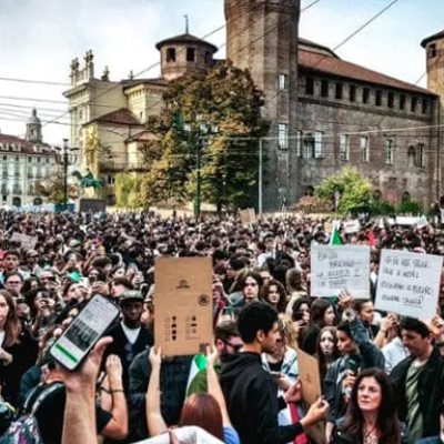 “Abbassate le armi, alzate i salari”: oggi lo sciopero generale. Cortei in tutta Italia: la diretta