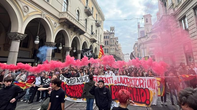 “Abbassate le armi, alzate i salari”: tensione a Torino per il corteo contro guerra e caro vita