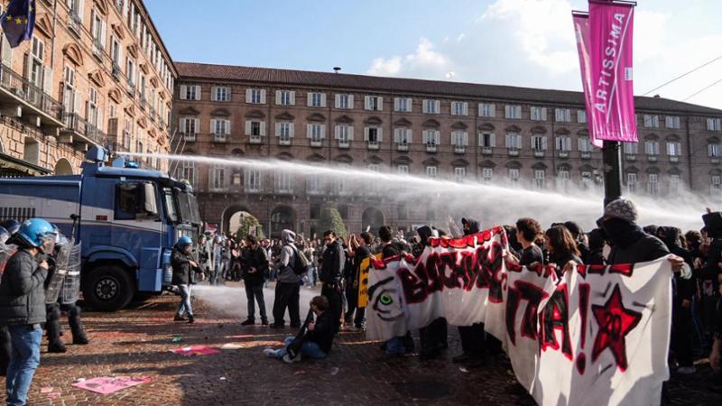 Scontri in piazza Castello a Torino: manifestanti e polizia a pochi centimetri, poi carica e idranti