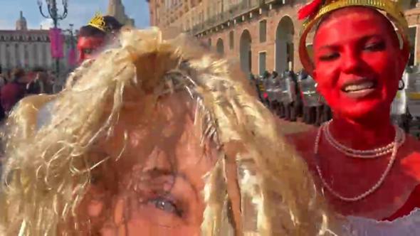 Proteste a Torino con sagoma e foto della premier Meloni