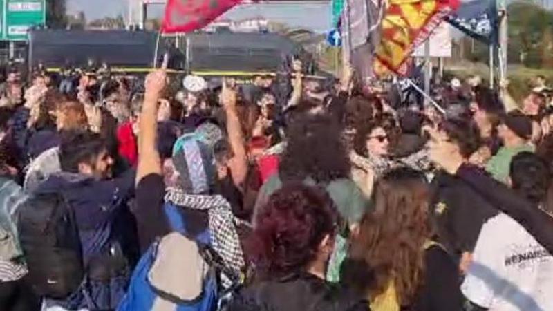 "Siamo fratelli". E i militari abbassano gli scudi davanti ai manifestanti di Torino — Italy