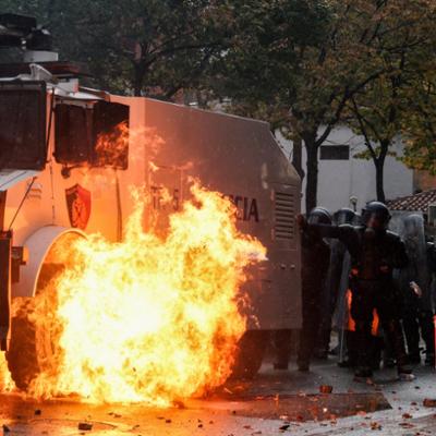 Lancio di sassi e molotov, a Tirana gli studenti chiedono le dimissioni del premier Rama