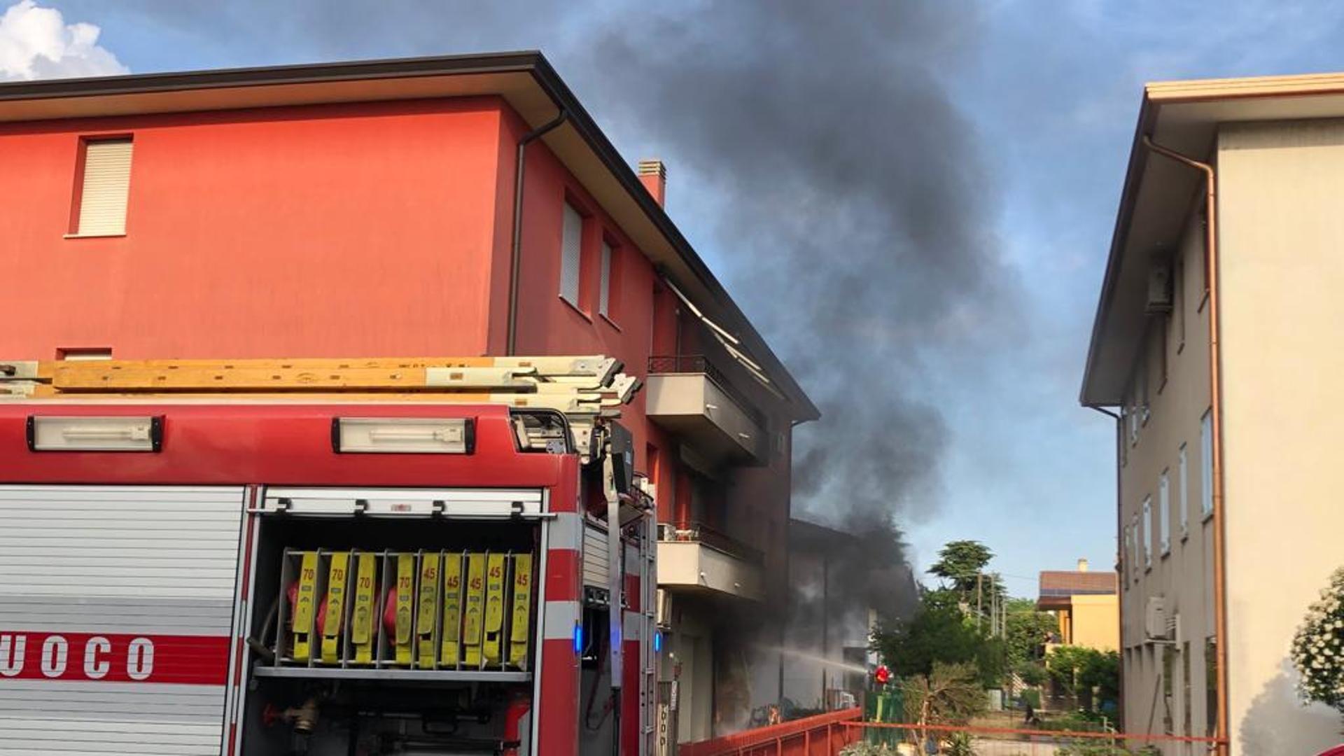 Incendio in un condominio di Caselle di Selvazzano, due intossicati