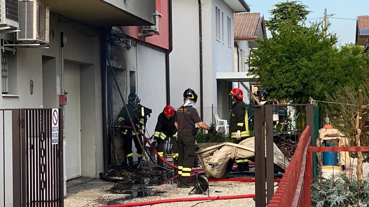 Incendio in un condominio di Caselle di Selvazzano, due intossicati