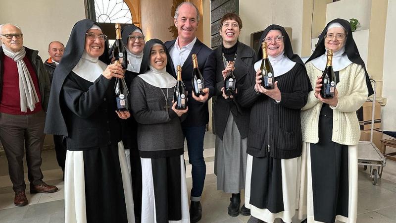 Zaia fa visita alle suore di clausura che producono Prosecco a Vittorio