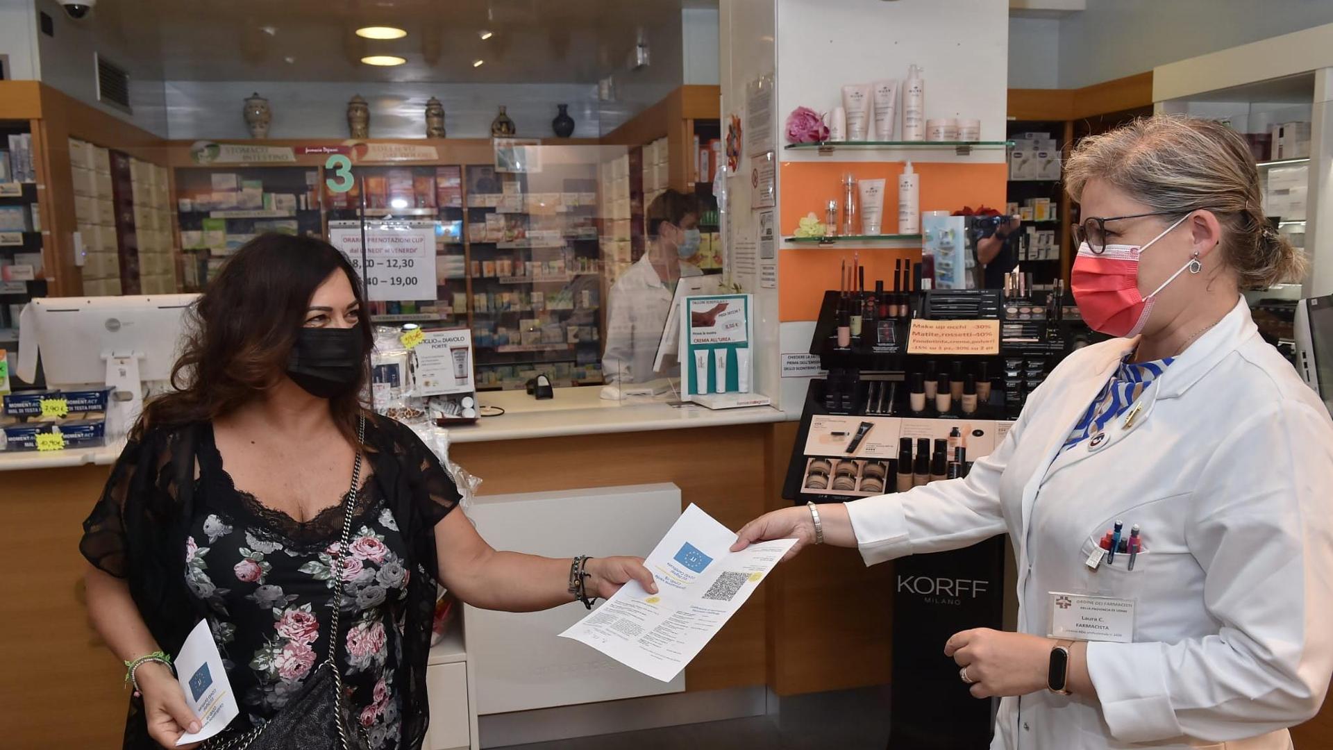 Tamponi in farmacia, online si prenotano fino a un massimo di 15 test