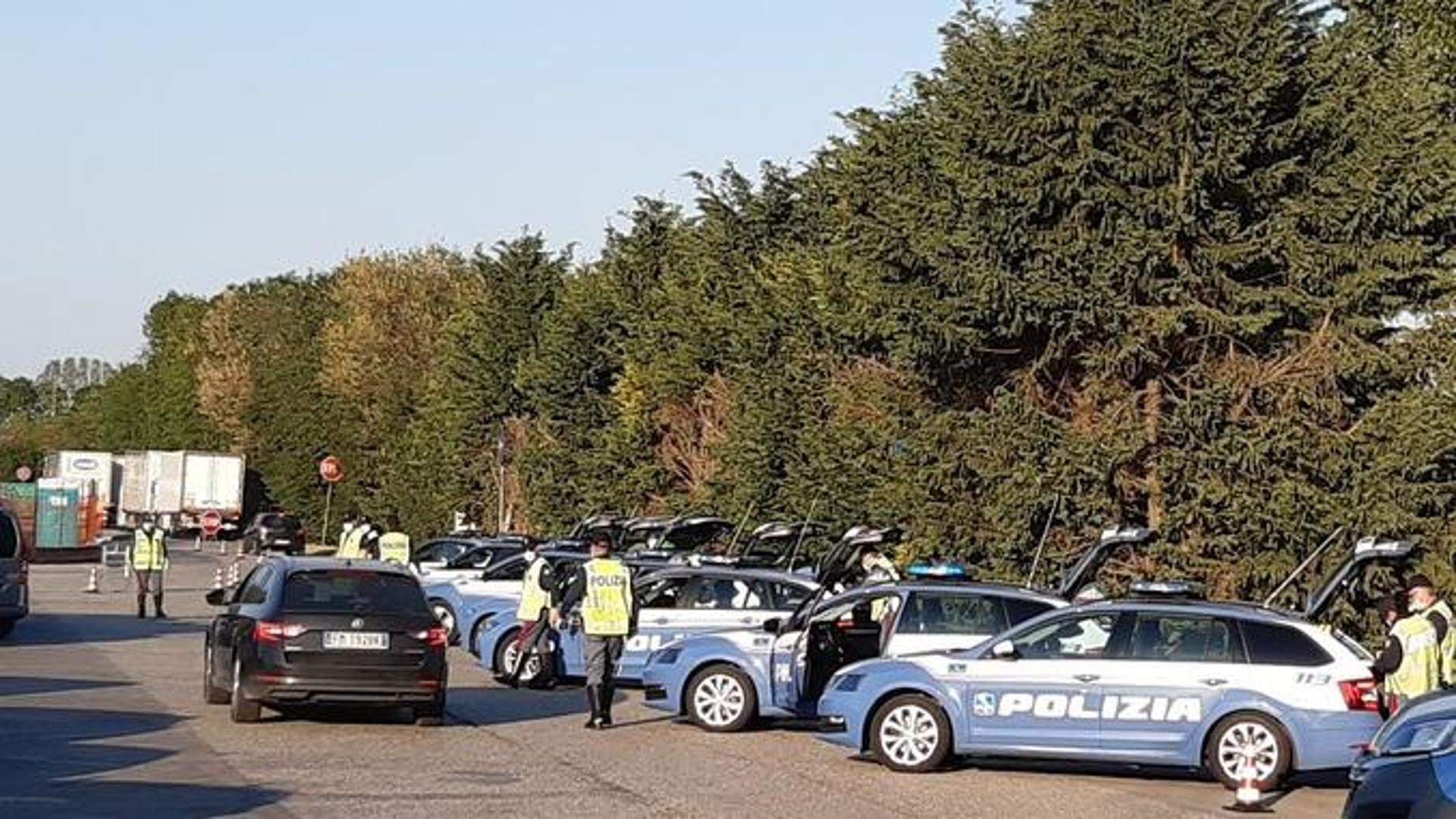 Maxi Blitz Della Polizia In A4 Centinaia Di Veicoli Controllati 
