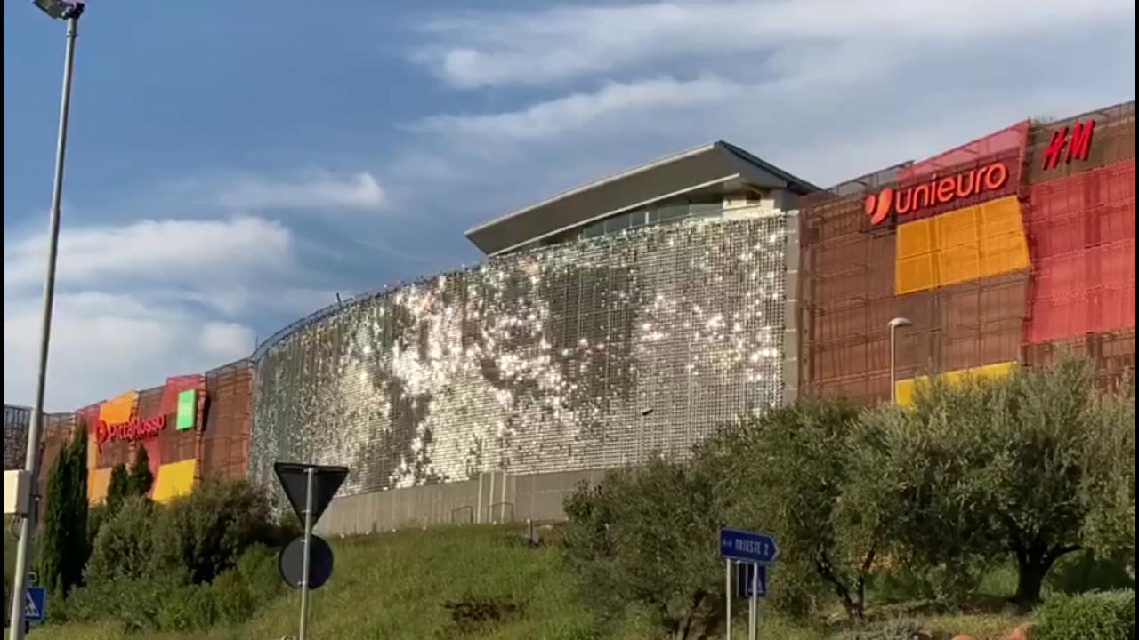 Muggia La Facciata Del Montedoro Luccica Un installazione Il Piccolo