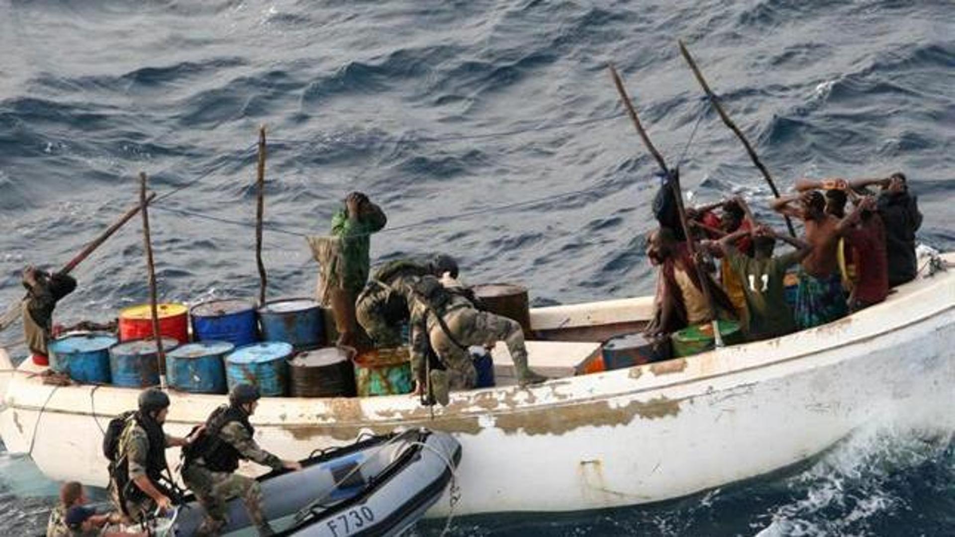Somali pirates engage in shootout with cargo ship crew / VIDEO - The ...